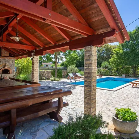 Apartament Beautiful In With Wifi Pinezići