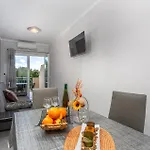 Gorgeous In With Wifi شقة Pinezići